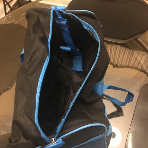 NWT ~ Disney Mickey Mouse 18” Duffle Bag - Picture 7 of 8